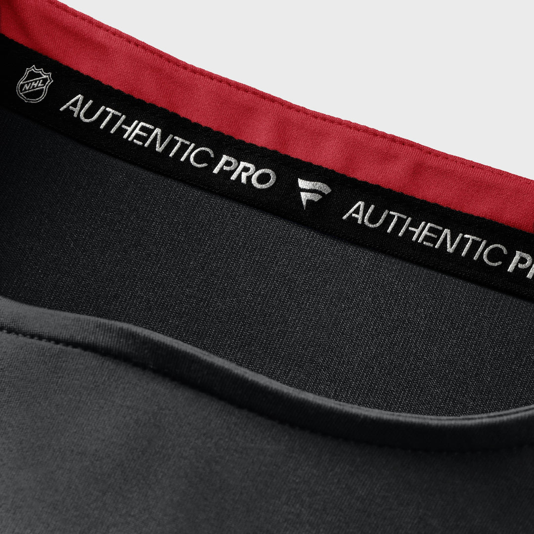 Tee AP26 Rink Tech SS Blk - neck closeup